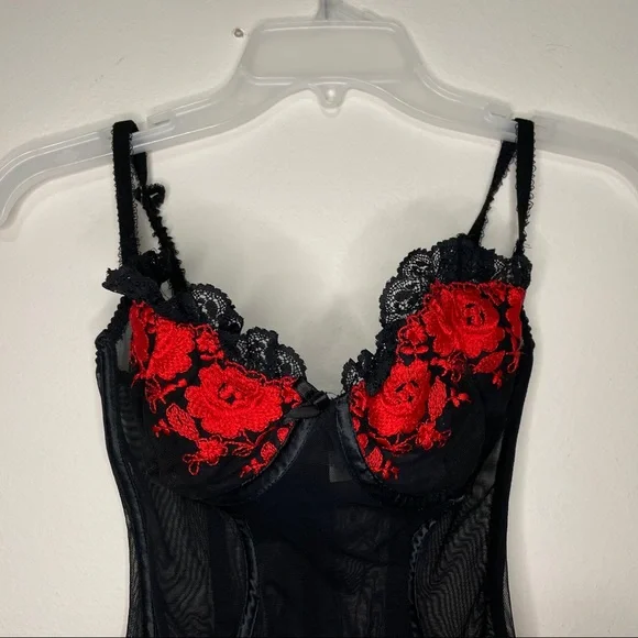 Victoria’s Secret lace trim Bustier & garder strap - Picture 4 of 7